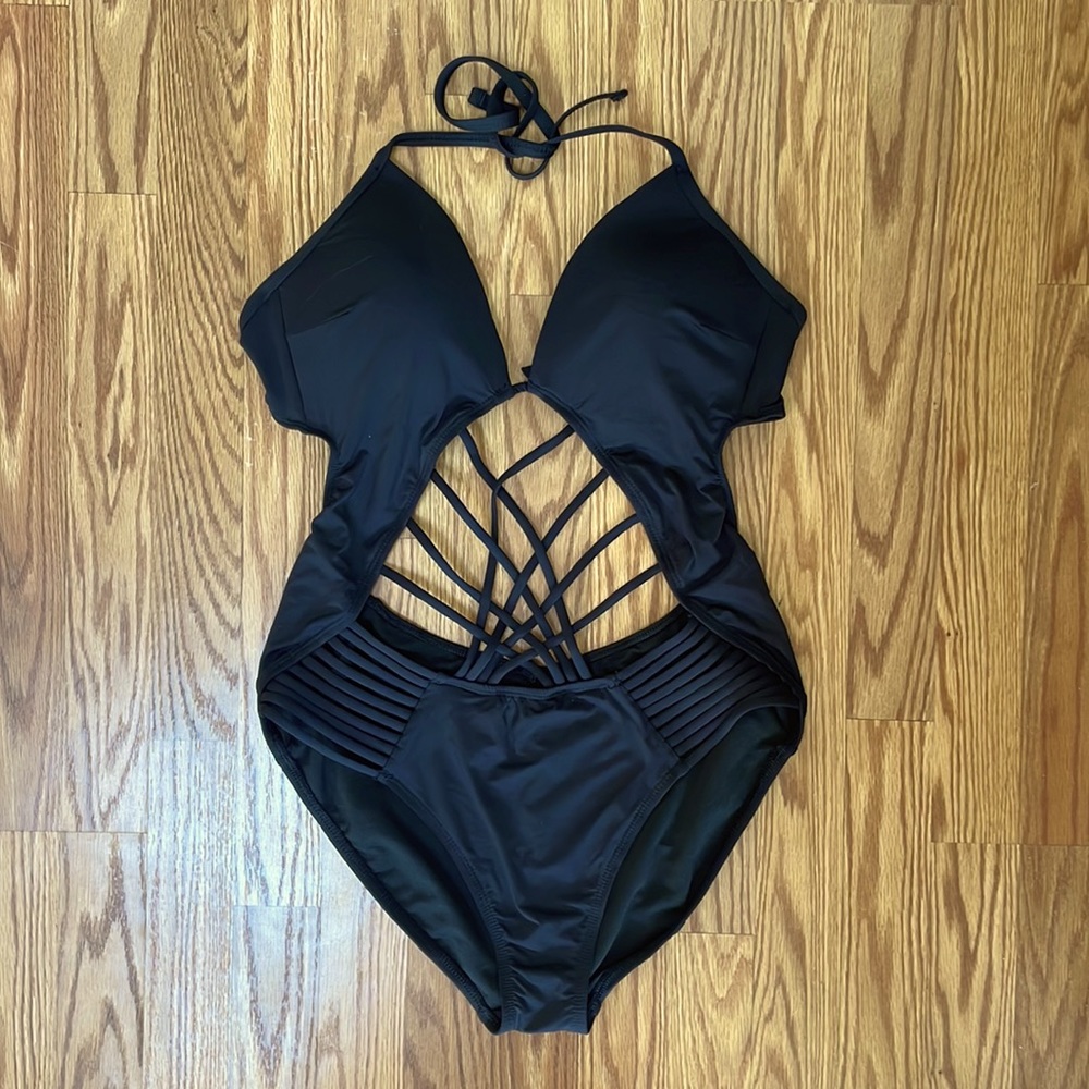 Cutout halter one piece bathing suit